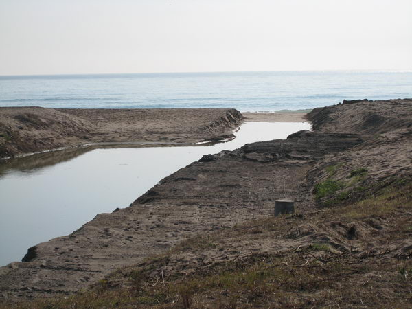 Conexión artificial de la riera dels Canyars de Gavà Mar con el mar (después de una intensa limpieza) 26 de enero de 2008